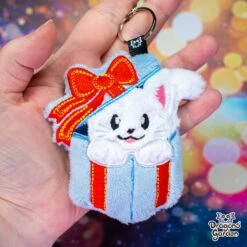 ITH Kitty In A Gift Box Charm Embroidery Pattern(Ith Kitty In A Gift Box Charm Embroidery Pattern) -Dragons' Garden Dragons Garden kittyinagiftboxcharm4
